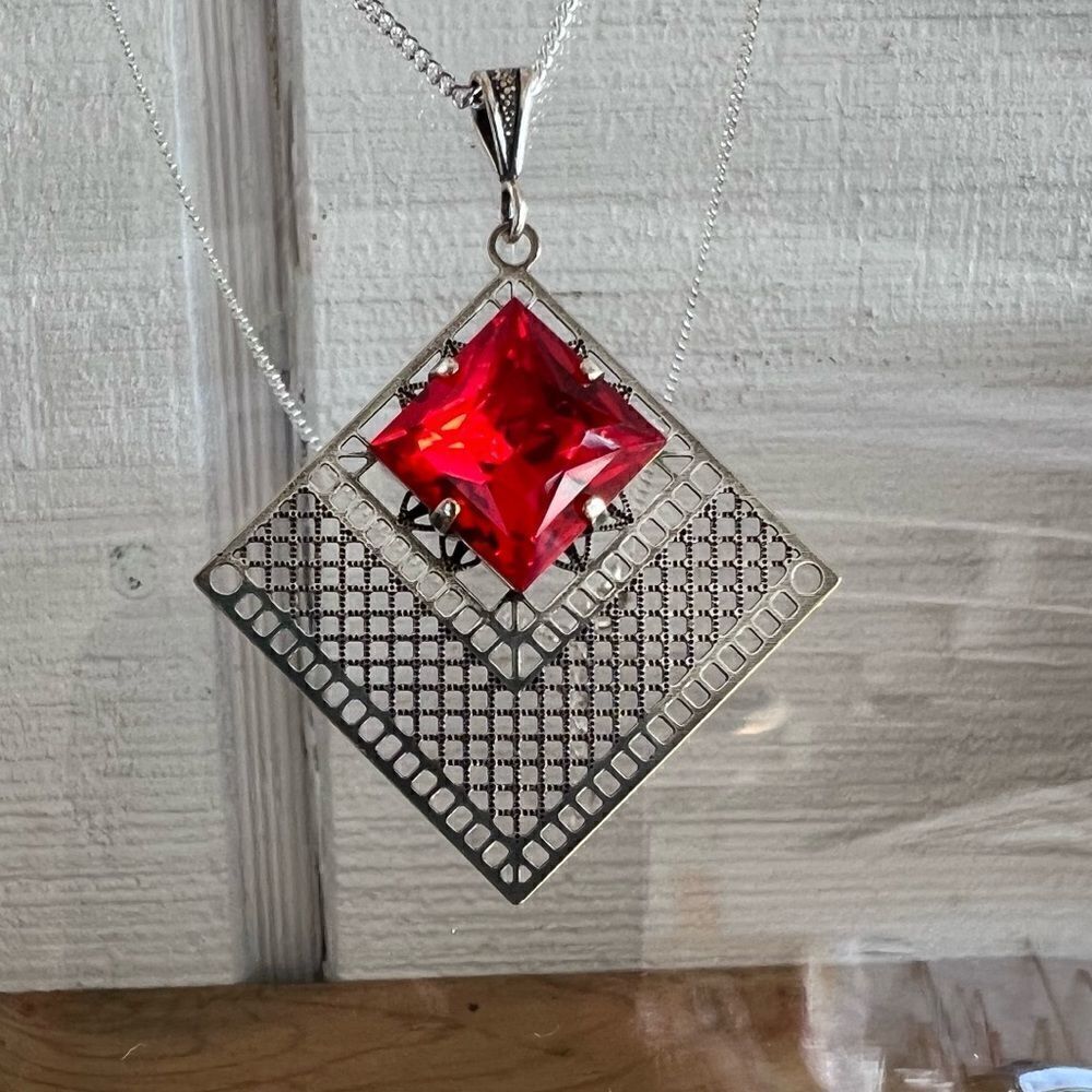 Necklace and earring set with red Swarovski crystals with silver design