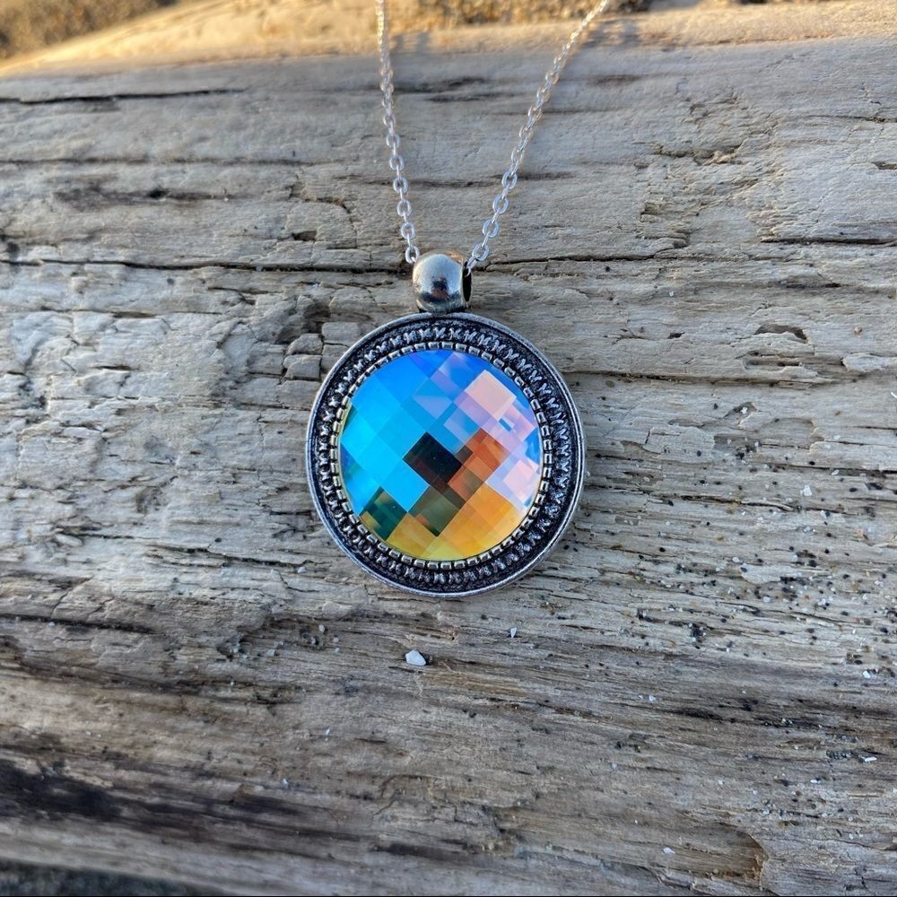 Handcrafted necklace with Swarovski crystal and chain