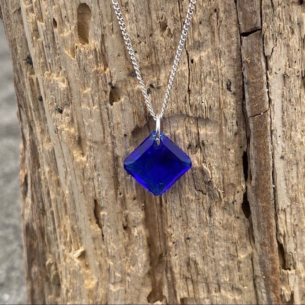 Handcrafted necklace with Swarovski crystal and chain