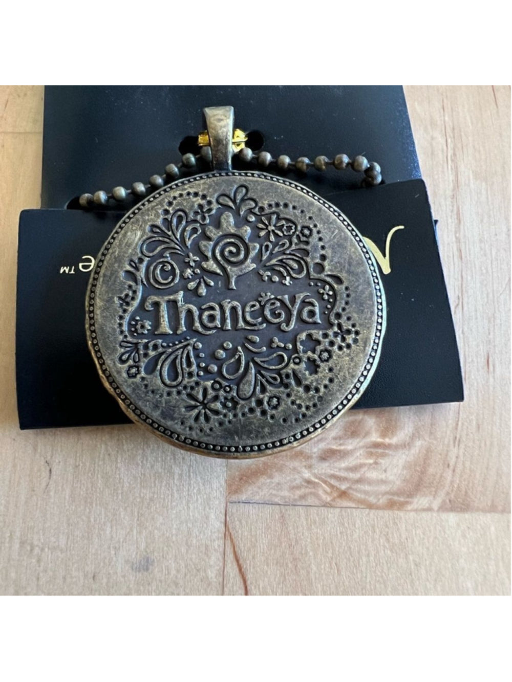 Necklace with sparkly floral design