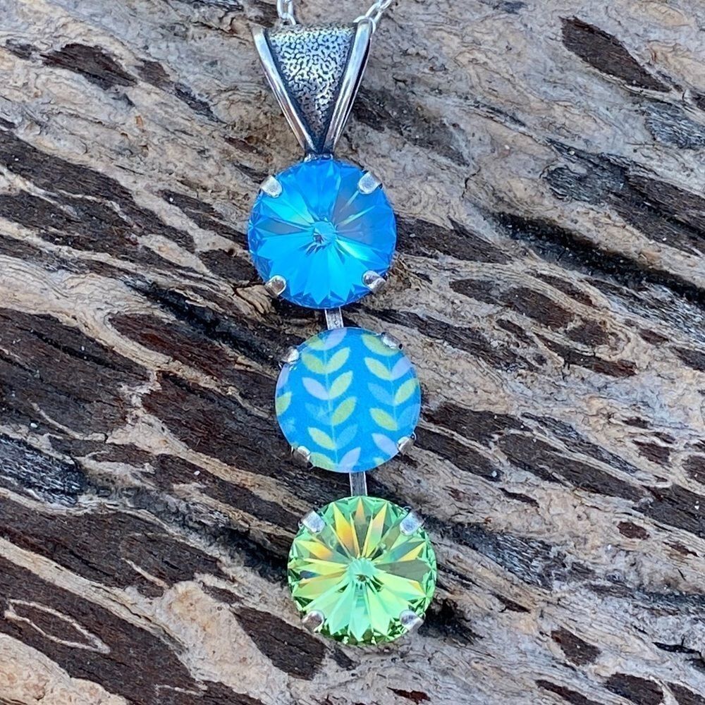 Handcrafted necklace with Swarovski crystal and chain