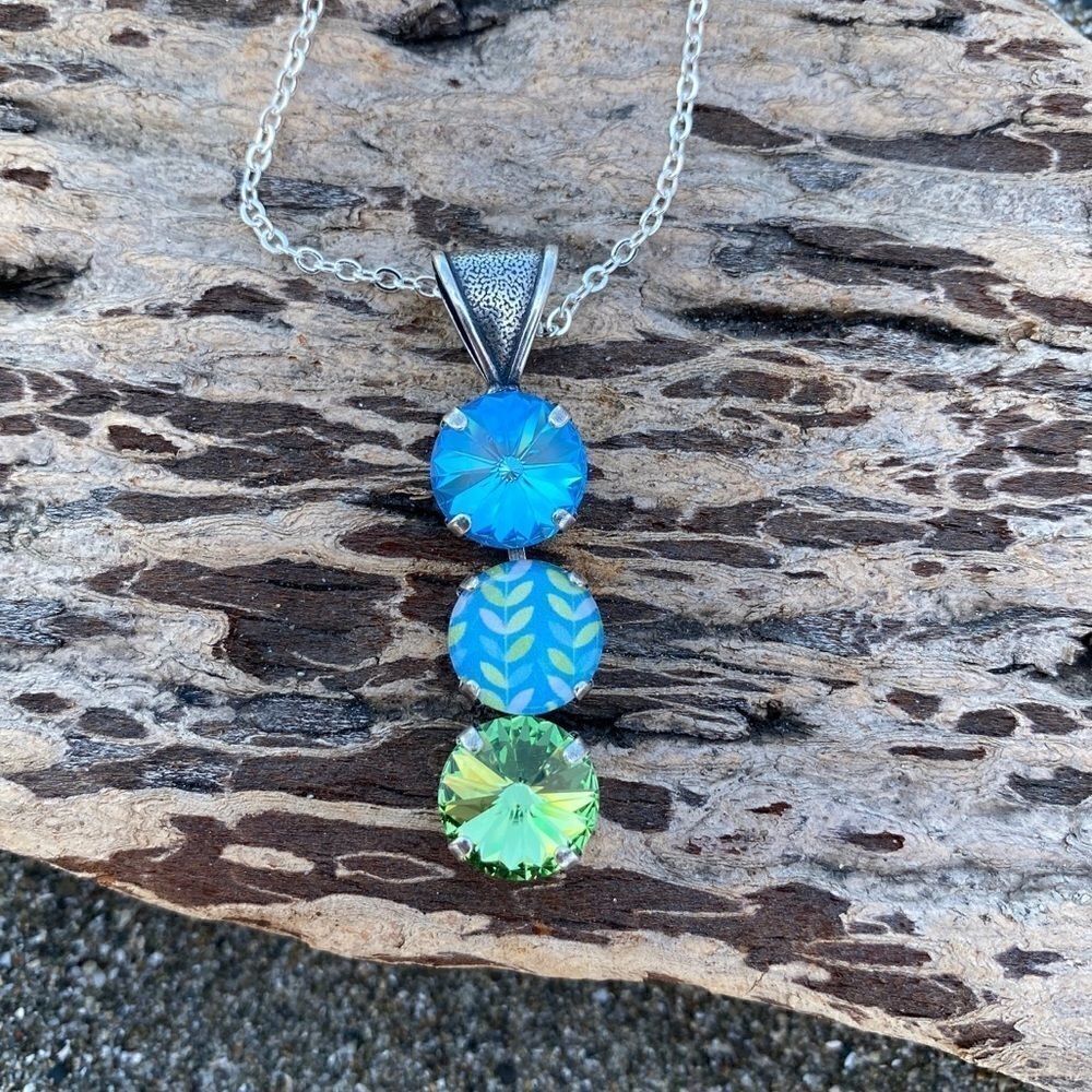 Handcrafted necklace with Swarovski crystal and chain