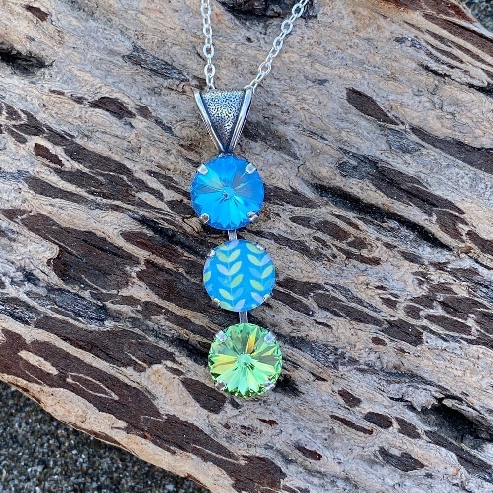 Handcrafted necklace with Swarovski crystal and chain