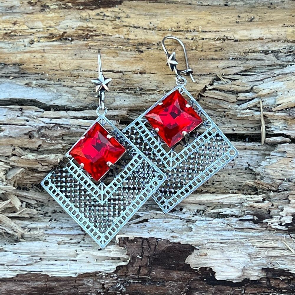 Necklace and earring set with red Swarovski crystals with silver design