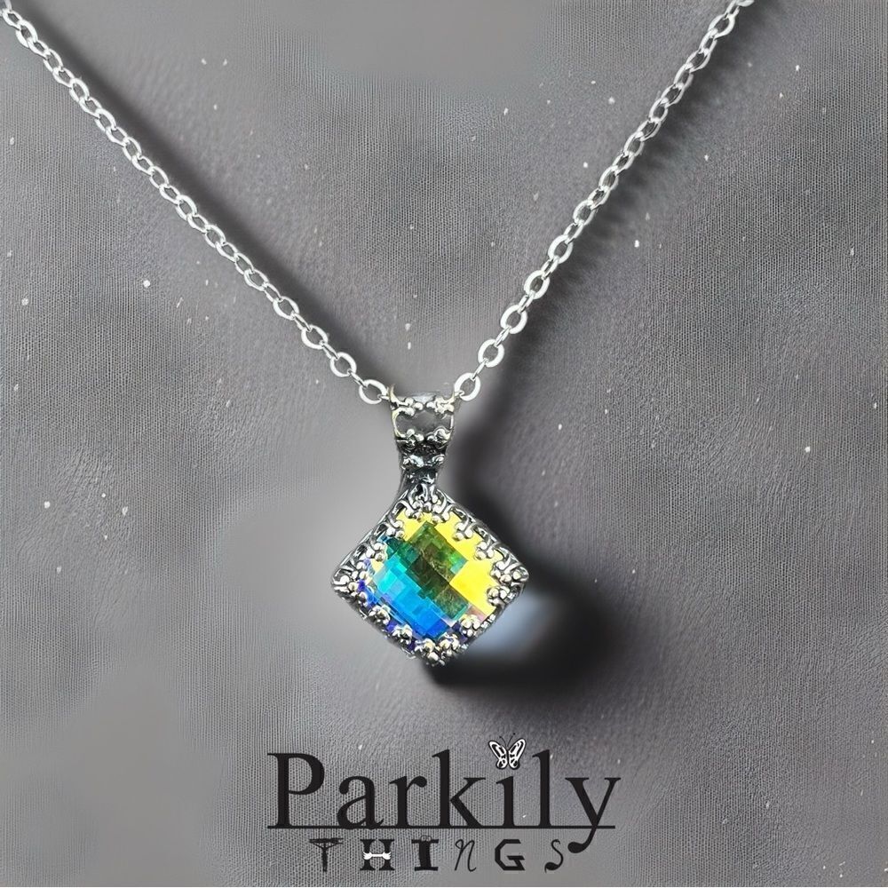 Handcrafted necklace with Swarovski crystal and chain