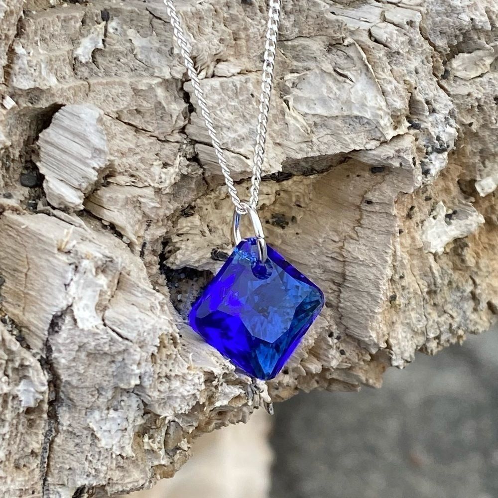 Handcrafted necklace with Swarovski crystal and chain