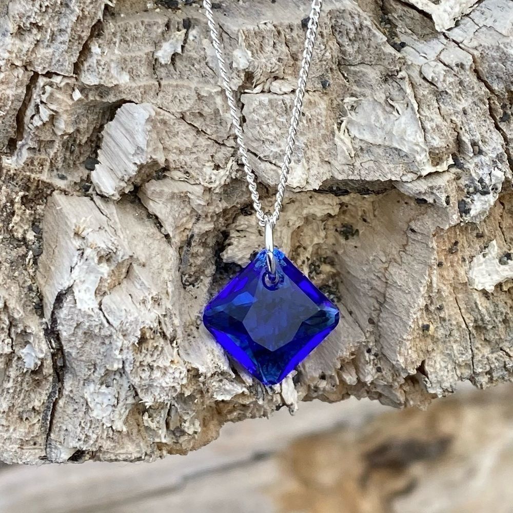 Handcrafted necklace with Swarovski crystal and chain