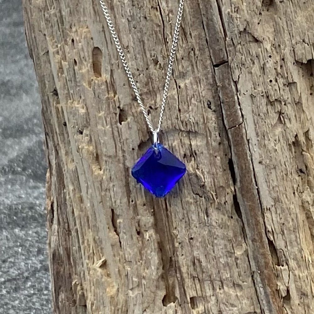 Handcrafted necklace with Swarovski crystal and chain