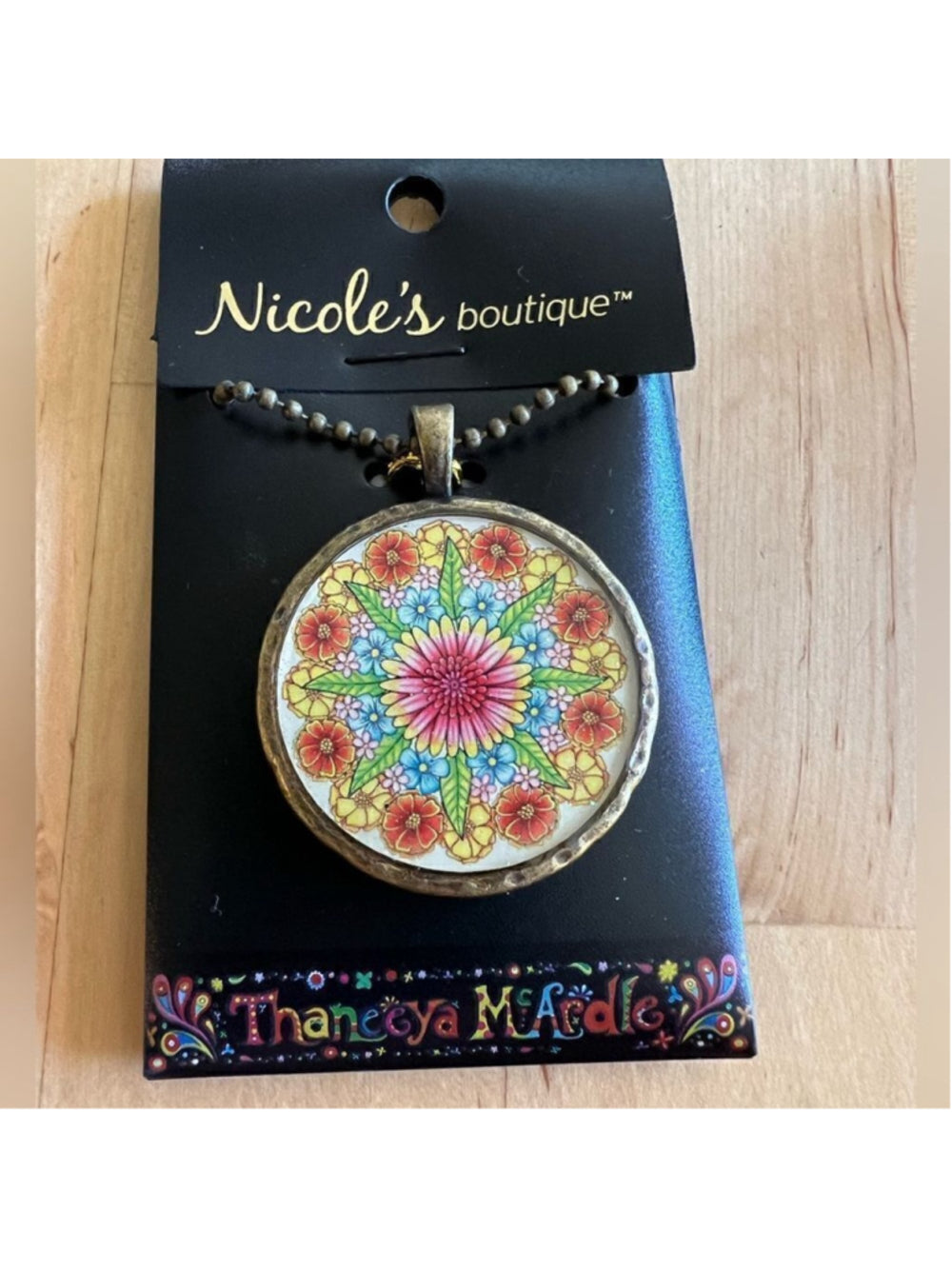 Necklace with sparkly floral design