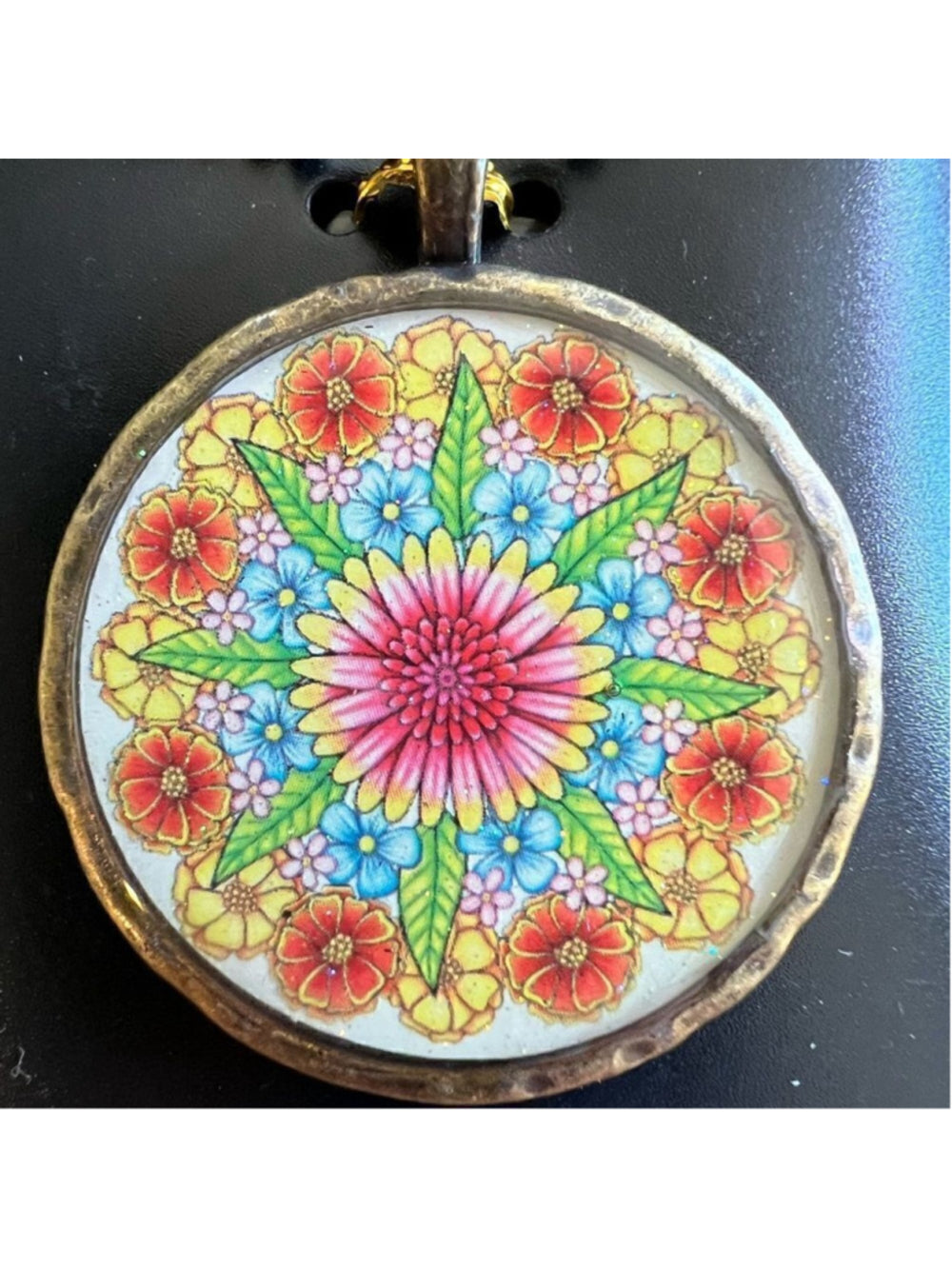 Necklace with sparkly floral design