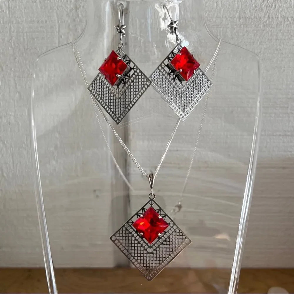 Necklace and earring set with red Swarovski crystals with silver design